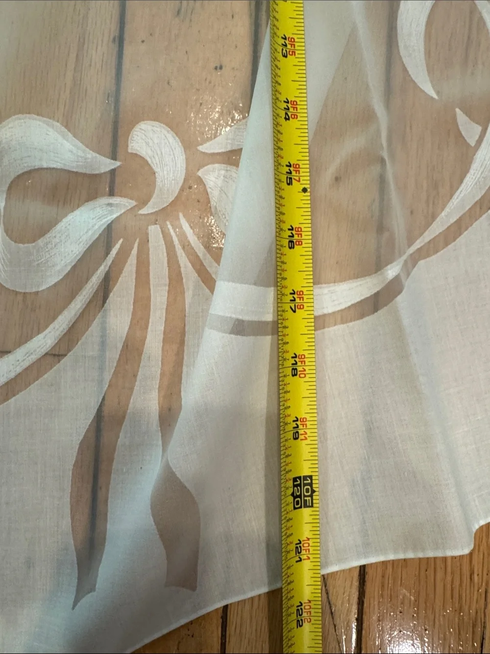 Sheer vintage Scalloped Ribbon Motif tablecloth. 122x63 w/ 8 napkins